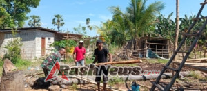 Babinsa Koramil 1618-04/Bisel Bantu Warga Bangun Kandang Ternak Ayam di Desa Nunmafo