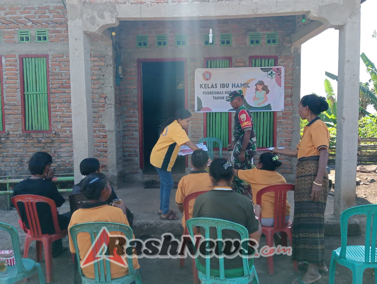 Babinsa Koramil 1602-04/Maurole Dorong Peran Aktif Ibu-Ibu Kader dalam Jaga Keamanan Desa Pise