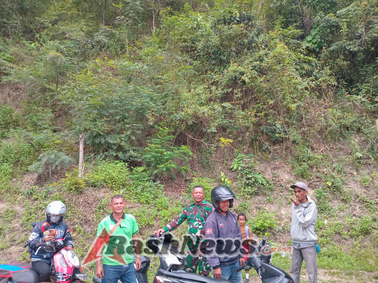 Antusiasme Warga Desa Bokasape Timur Sambut Kehadiran Babinsa dalam Kegiatan Komsos