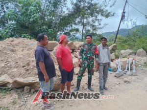 Pratu Haris Liga Awasi Kondisi Desa Koanara Usai Longsor, Pastikan Keamanan Warga