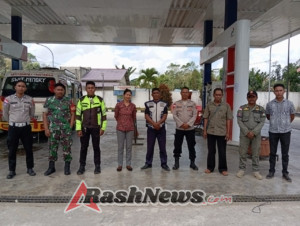 Ciptakan Situasi Kondusif, Babinsa Koramil 01/Laratama Kawal Antrian BBM Subsidi