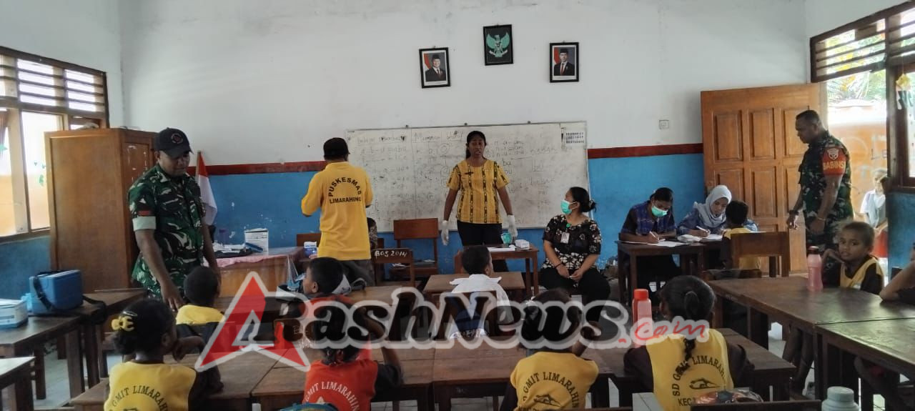 Babinsa Pulau Pura Hadiri Imunisasi dan Pemberian Vitamin Siswa SD