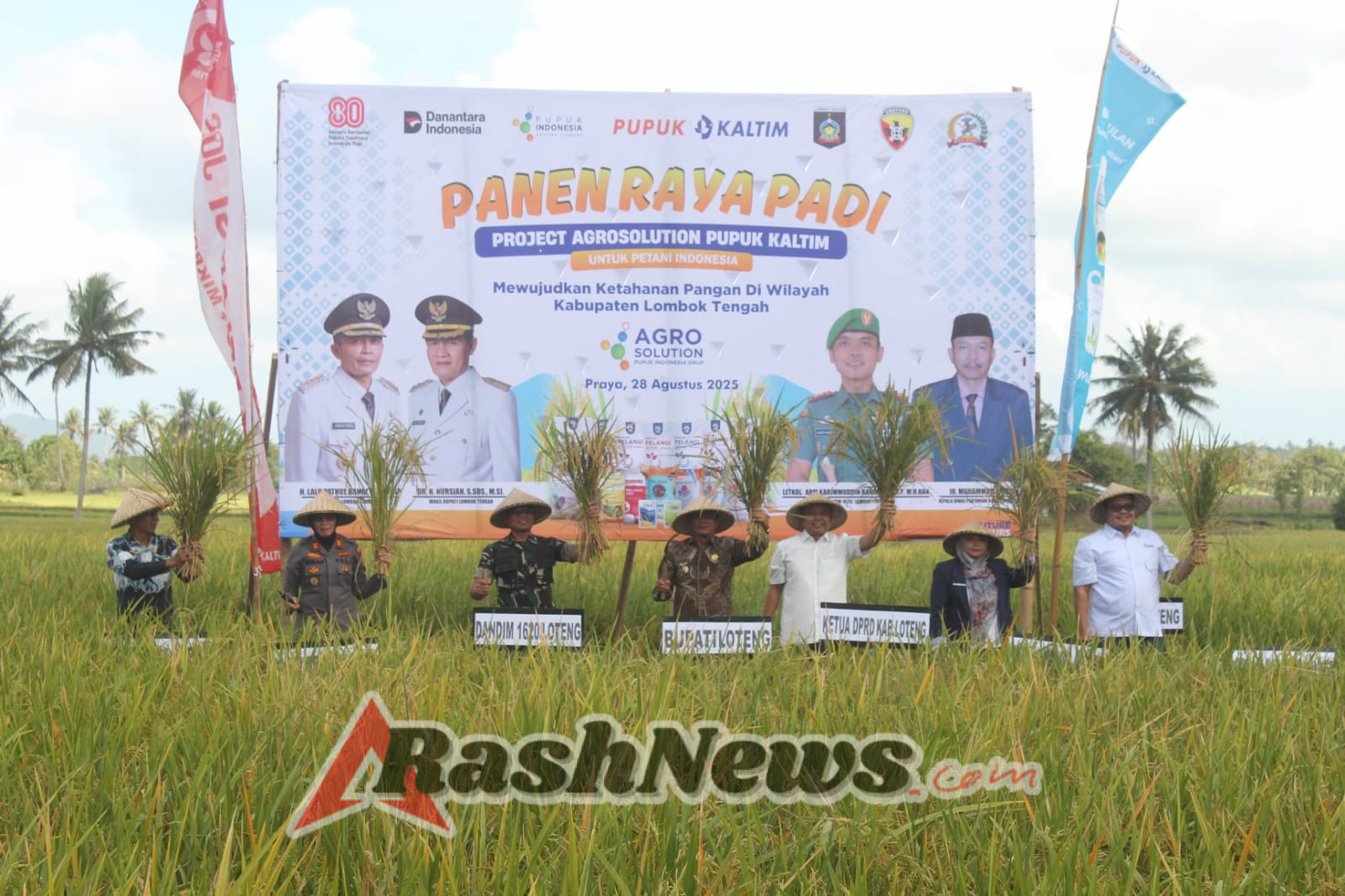 Babinsa SBD Pastikan Distribusi BBM di SPBU Gollu Sapi Berjalan Tertib dan Aman