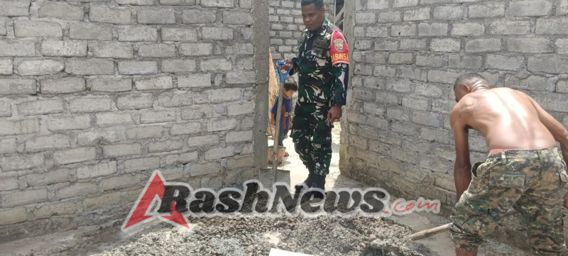 Babinsa Koramil 1602-01/Ende Gelar Karya Bakti Pembangunan Rumah di Desa Manulondo