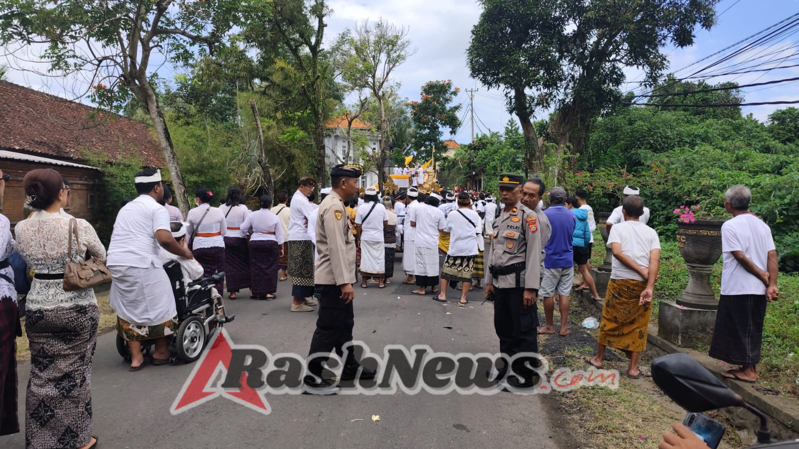 Polres Gianyar Amankan Upacara Adat Pelebon Alm. Ida Pedanda Gede Sadhawa Jelantik Putra di Desa Tegal Tugu