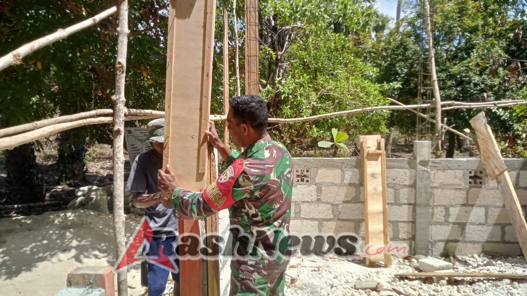 Babinsa 1627-03/Batutua Bantu Warga Saindule Bangun Rumah dengan Gotong Royong