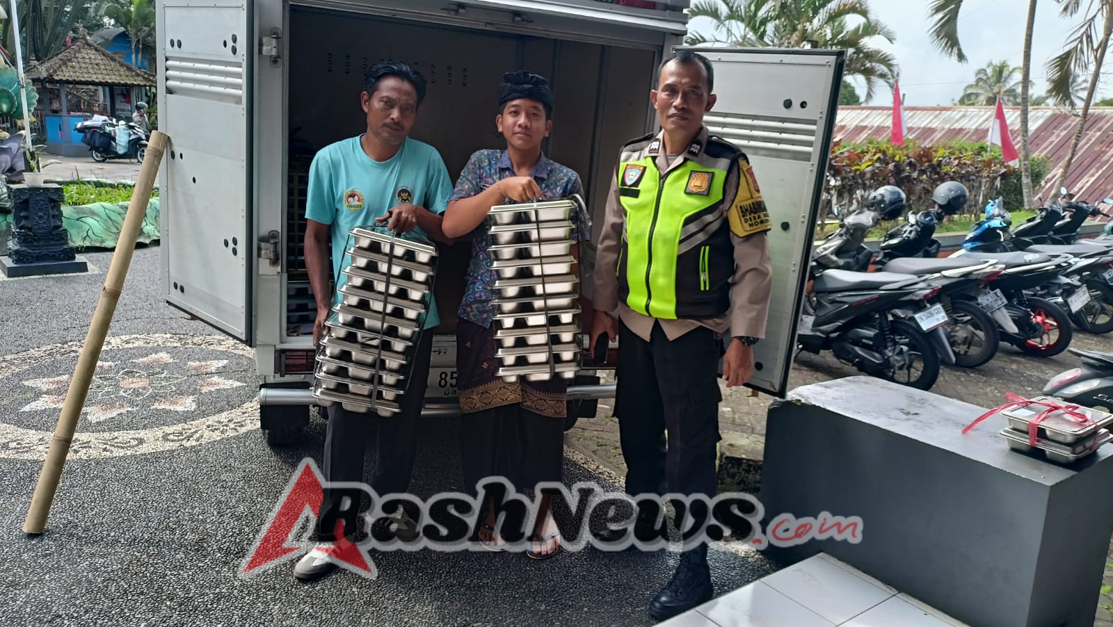 Polsek Pupuan Memantau dan Membantu Pembagian Makanan Bergizi Gratis (MBG)