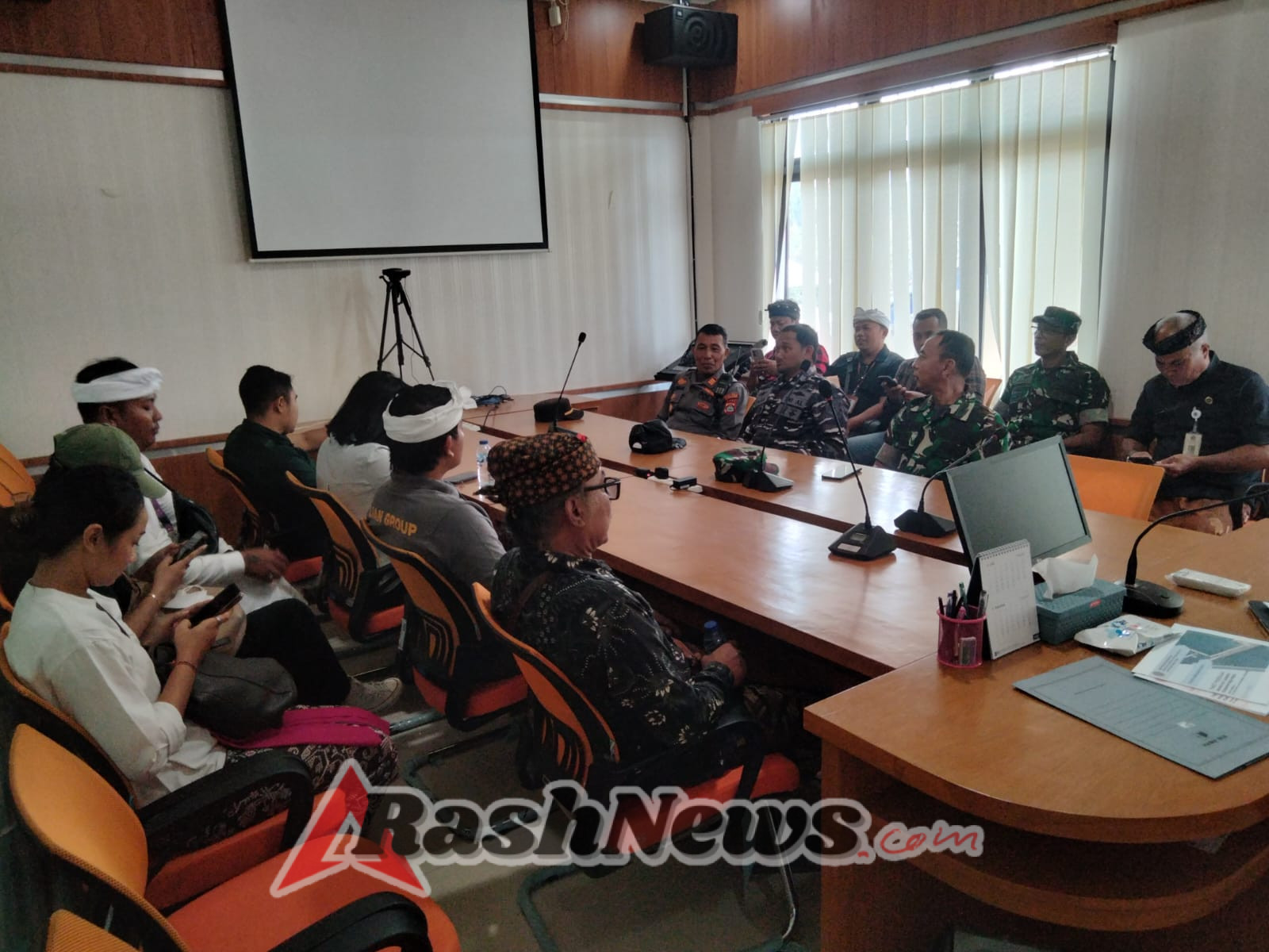 Rehabilitasi Causeway, Koramil Nusa Penida Siap Bersinergi Amankan Pengalihan Arus Penumpang  Di Pelabuhan Banjar Nyuh
