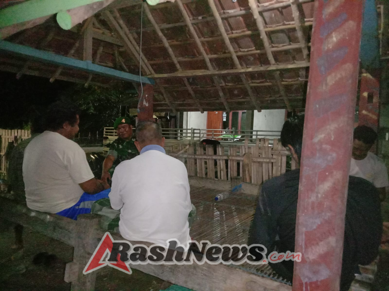 Patroli Rutin Babinsa Sertu M. Nasir Jaga Kondusifitas Wilayah Seteluk