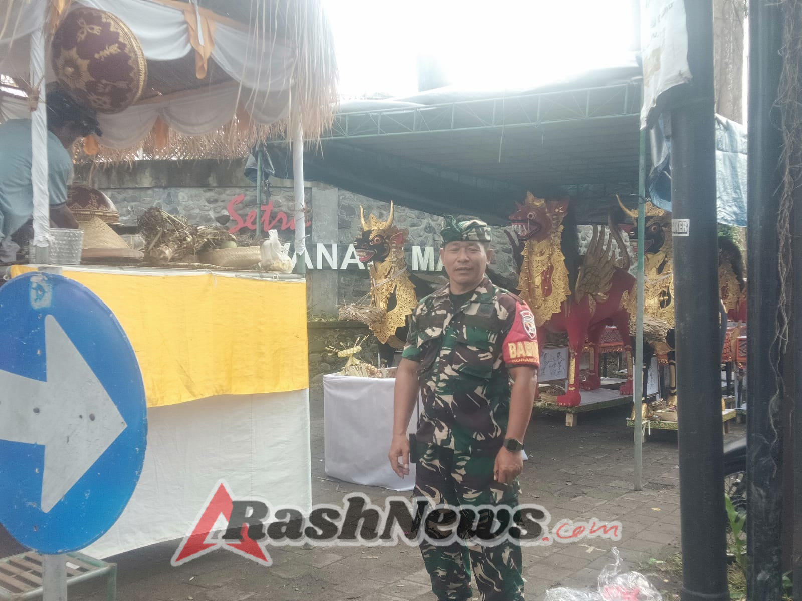 Babinsa Bedulu Kawal Pengamanan Upacara Ngaben Massal di Desa Adat Wanayu Mas