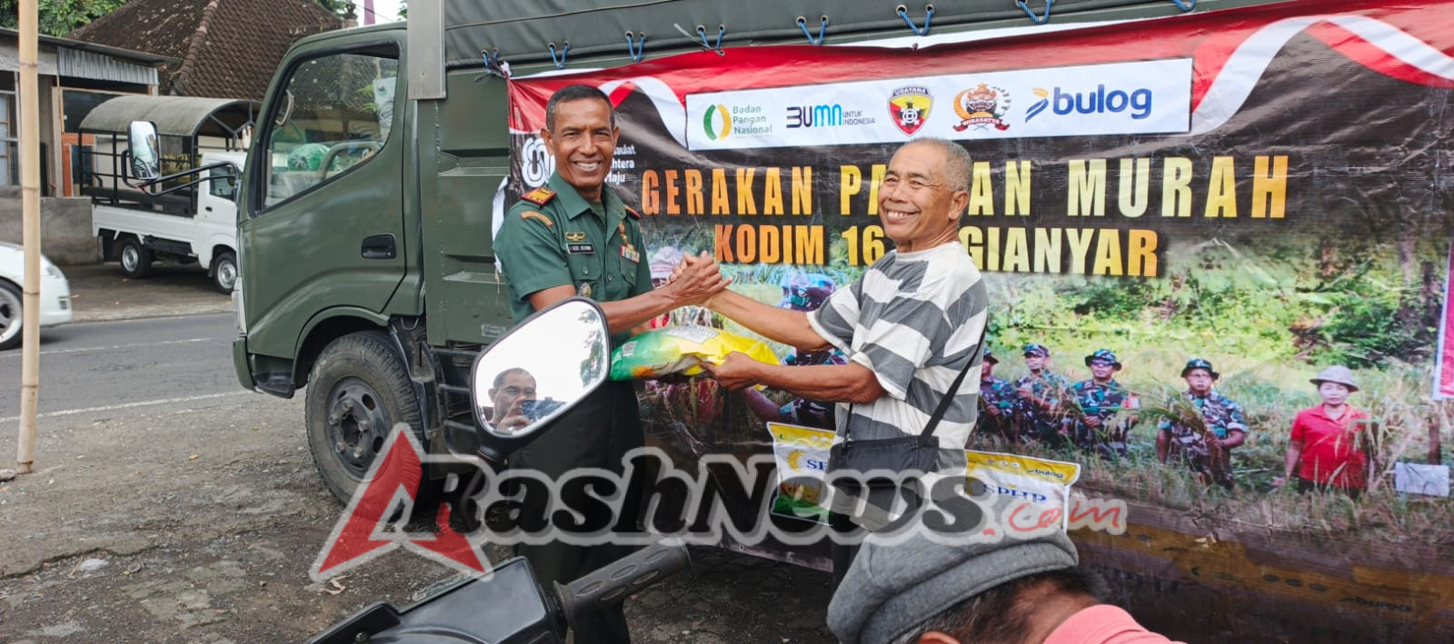 Koramil Ubud Bersinergi dengan Bulog, Sukses Salurkan Beras SPHP untuk 300 Warga