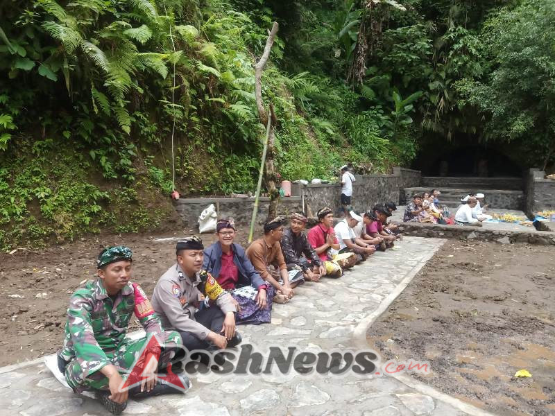 Babinsa Bukian Serda I Kadek Sudiksa Selalu Hadir di Tengah Warga, Kawal Upacara Dewa Yadnya di Payangan