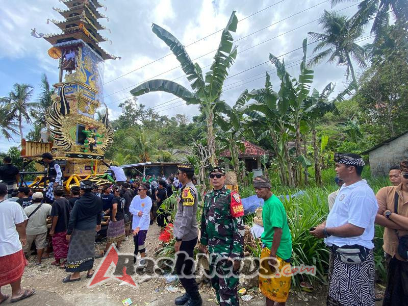Bersinergi Dalam Tradisi, Babinsa Bunga Mekar Kawal Ketat Prosesi Ngaben Massal