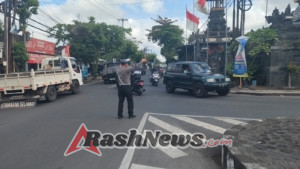 Atensi Jalur Padat, Personel Polsek Abiansemal Laksanakan Pengaturan Lalu Lintas Sore