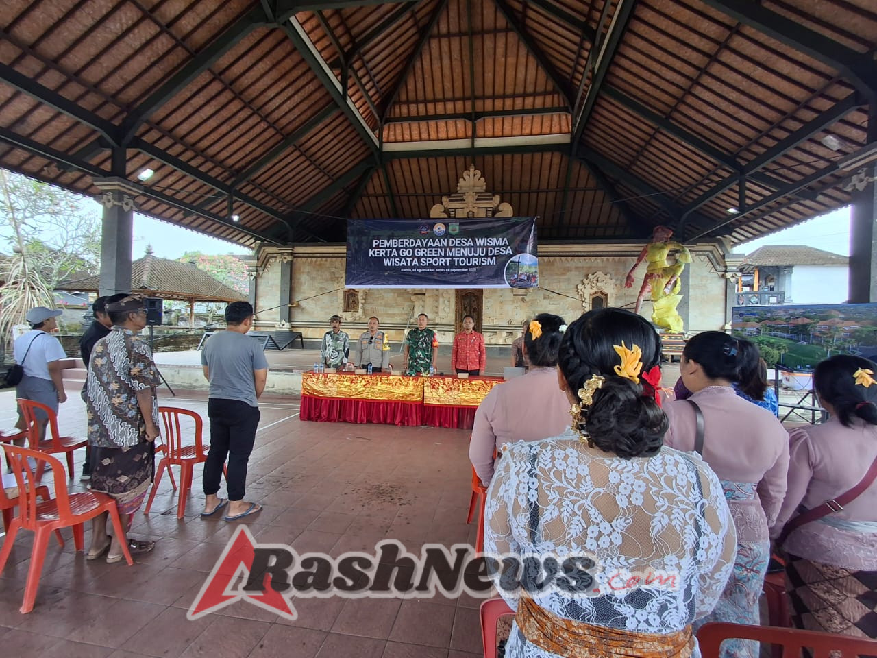 Babinsa 1623-04/Sidemen himbau warga untuk memilah sampah organik dan anorganik.