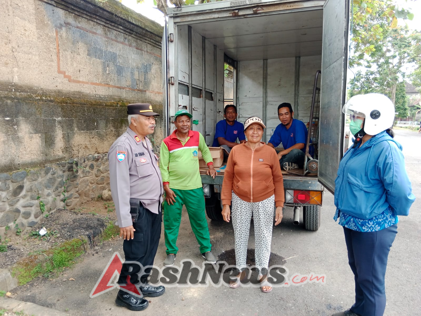 Polsek Mengwi Jumat Curhat di Desa Mengwi Dengarkan Keluhan Warga