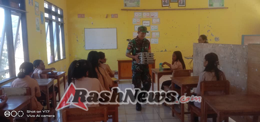 Dukung Generasi Sehat, Babinsa Dampingi Pelaksanaan Program Makan Bergizi Gratis di Ba’a