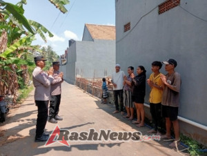 Polres Badung Gelar Jumat Curhat Dengar Keluhan Pekerja Bangunan Di Banjar Sigaran.