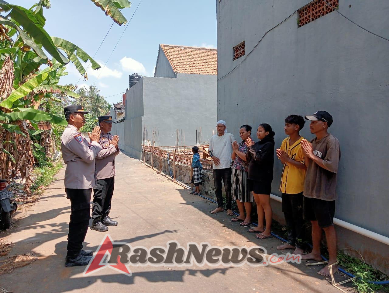 Polres Badung Gelar Jumat Curhat Dengar Keluhan Pekerja Bangunan Di Banjar Sigaran.