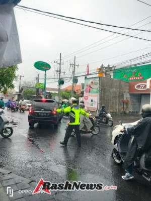 Polisi Tetap Mengatur Arus Lalu Lintas Meski Diterpa Gerimis Hujan