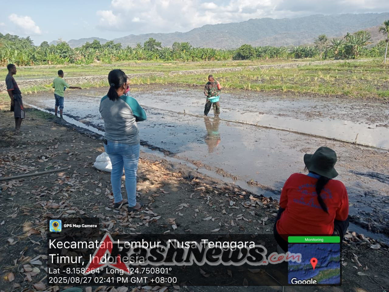 Babinsa Tulleng Dampingi Petani dalam Pembuatan Tempat Semai Padi
