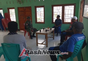 Babinsa Abad Gelar Komsos Bersama Kades dan Perangkat Desa Probur Utara