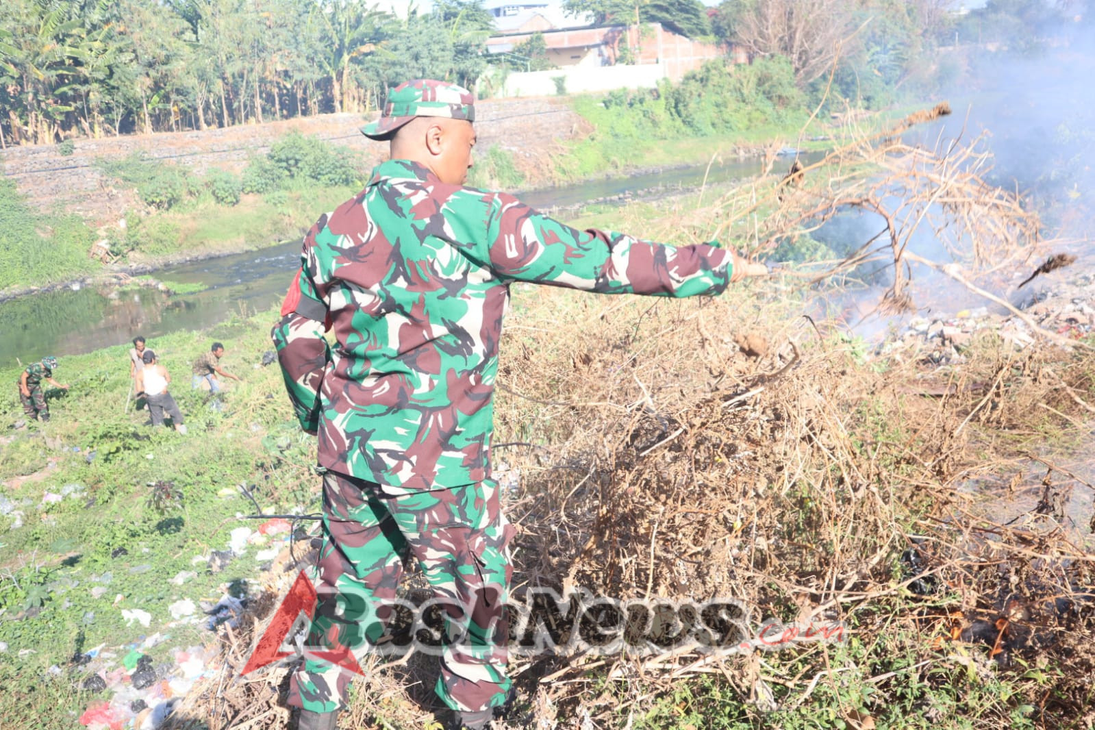 Lurah Brang Biji Apresiasi TNI dalam Kegiatan Karya Bakti Pembersihan Sungai