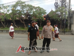 Polsek Blahbatuh Bersama Tiga Pilar Amankan Upacara Puja Wali di Desa Adat Keramas