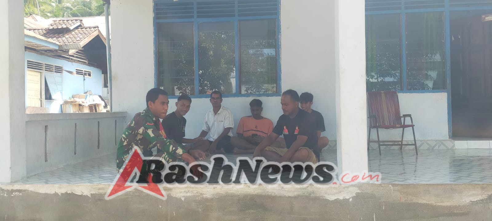 Babinsa Kodim 1602/Ende Tingkatkan Kamtibmas Lewat Komsos di Desa Penggajawa