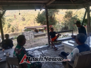 Babinsa Koramil Maurole Dorong Keamanan dan Kerjasama dengan Warga Desa Watunggere