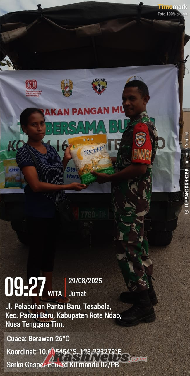 Babinsa Distribusikan Beras SPHP, Ringankan Beban Ekonomi Masyarakat Pantai Baru