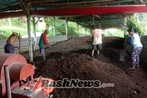 Babinsa Babahan Bersama Kelompok Tani Sipadu 659 Dwi Mekar Perkuat Swasembada Pupuk Organik