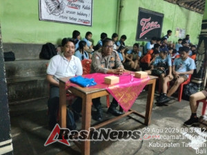 Bhabinkamtibmas Desa Kediri Menghadiri Giat Sosialisasi HIV AIDS, Narkoba dan Harkamtibmas.