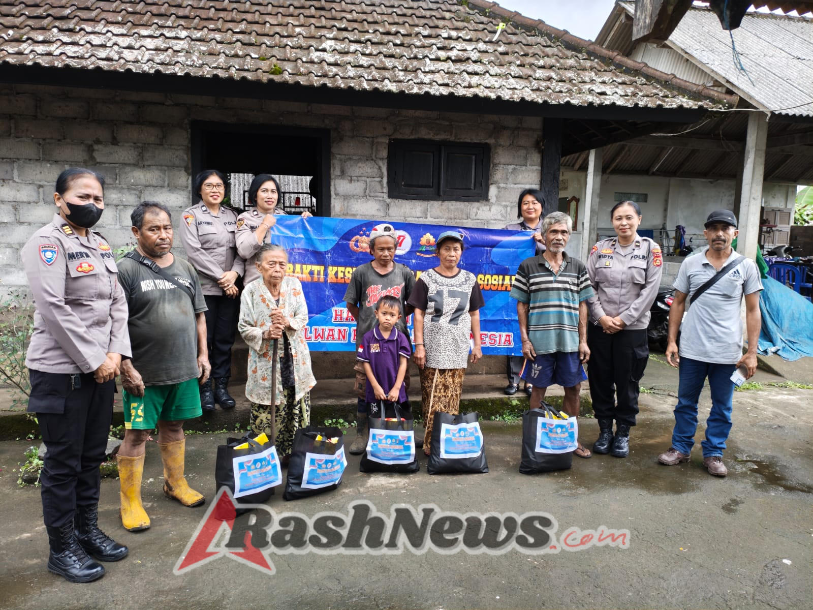 POLWAN POLRES TABANAN GELAR BAKTI SOSIAL, BAGIKAN SEMBAKO UNTUK WARGA KURANG MAMPU DI PENEBEL