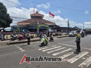 Pengamanan Ibadah Sholat Jumat, Polsek Pupuan Hadir Berikan Rasa Aman