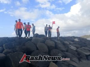 at Polairud Polres Karangasem Pasang Bendera Peringatan di Pantai Jasri, Wujudkan Wisata Aman dan Edukati