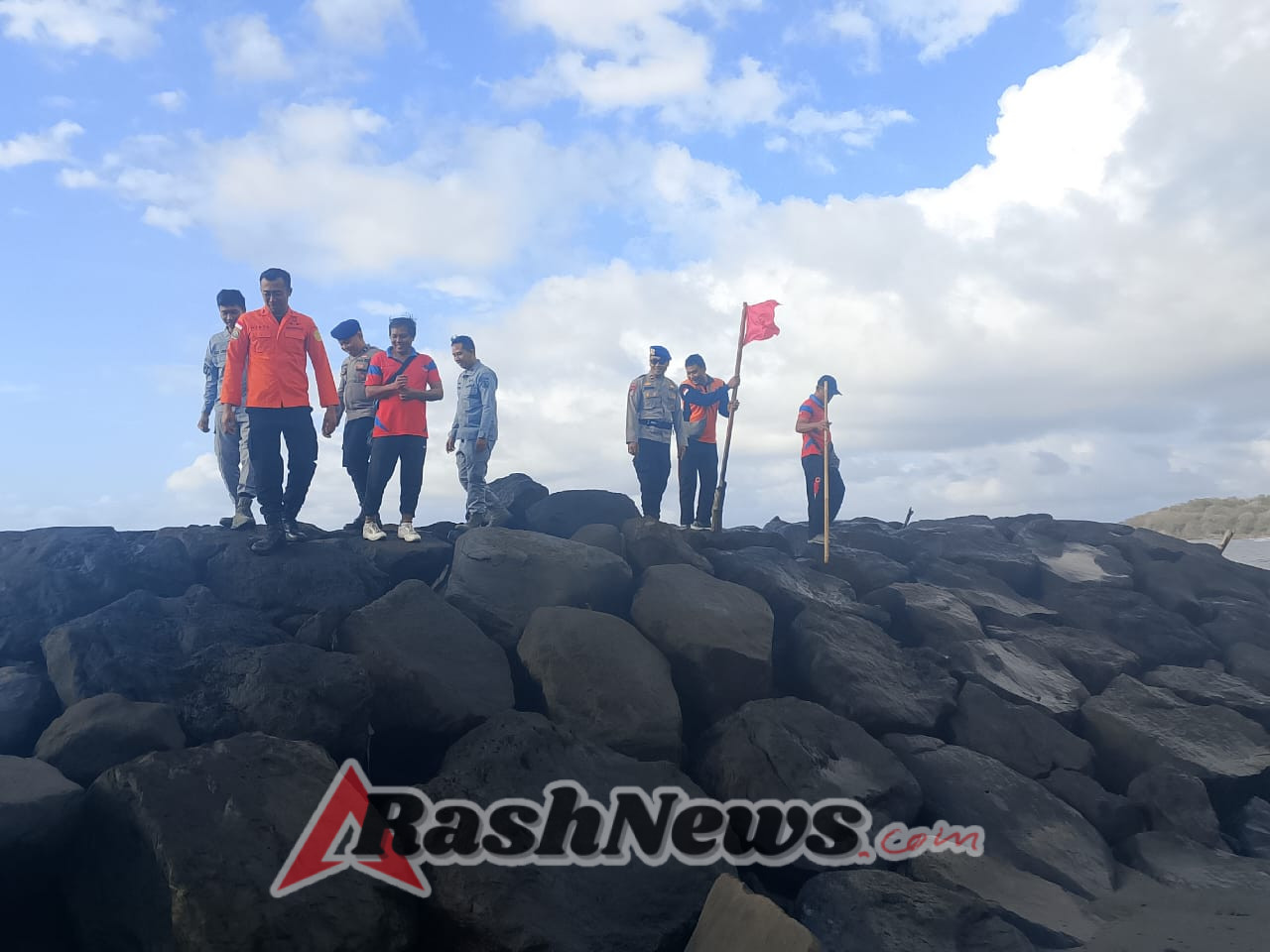 at Polairud Polres Karangasem Pasang Bendera Peringatan di Pantai Jasri, Wujudkan Wisata Aman dan Edukati