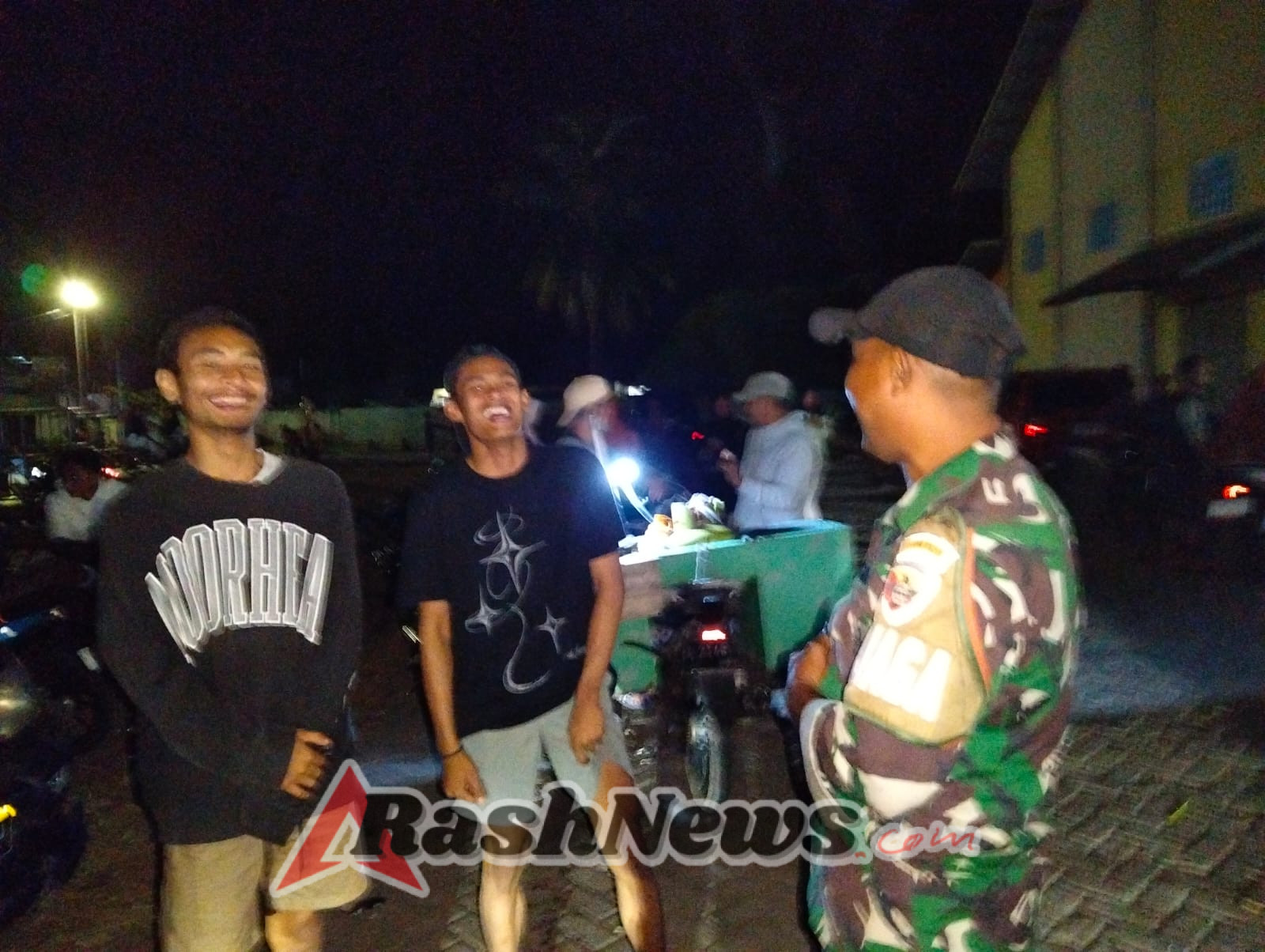 Patroli Malam Babinsa Jereweh: Wujud Kepedulian TNI Terhadap Kamtibmas