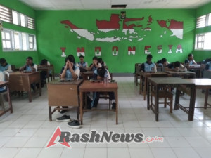 Babinsa Welai Barat Dampingi Kegiatan Makan Bergizi Gratis di SMAN 2 Kalabahi