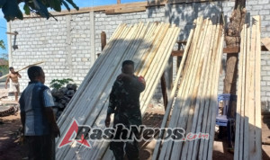 Babinsa Alor Kecil Ajak Warga Gotong Royong Bantu Warga Bangun Rumah