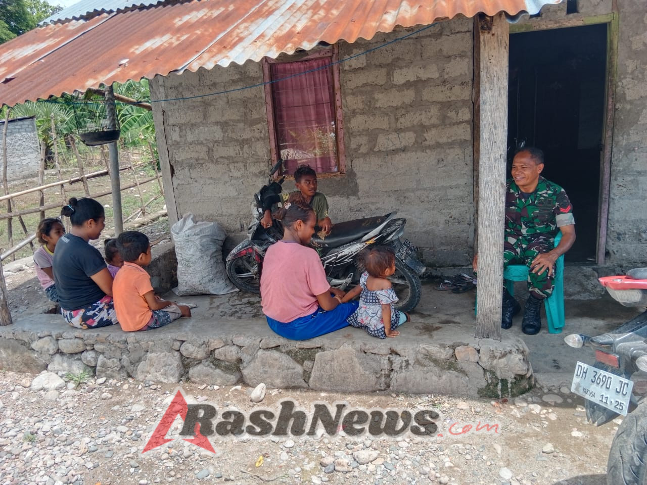 Babinsa Koramil 1618-02/Miobar Laksanakan Anjangsana dan Komsos di Desa Oetulu