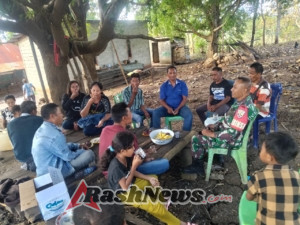 Babinsa Koramil 1618-04/Bisel Laksanakan Komsos dengan Warga Desa Teba Timur
