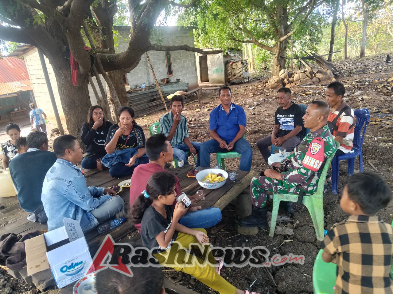 Babinsa Koramil 1618-04/Bisel Laksanakan Komsos dengan Warga Desa Teba Timur