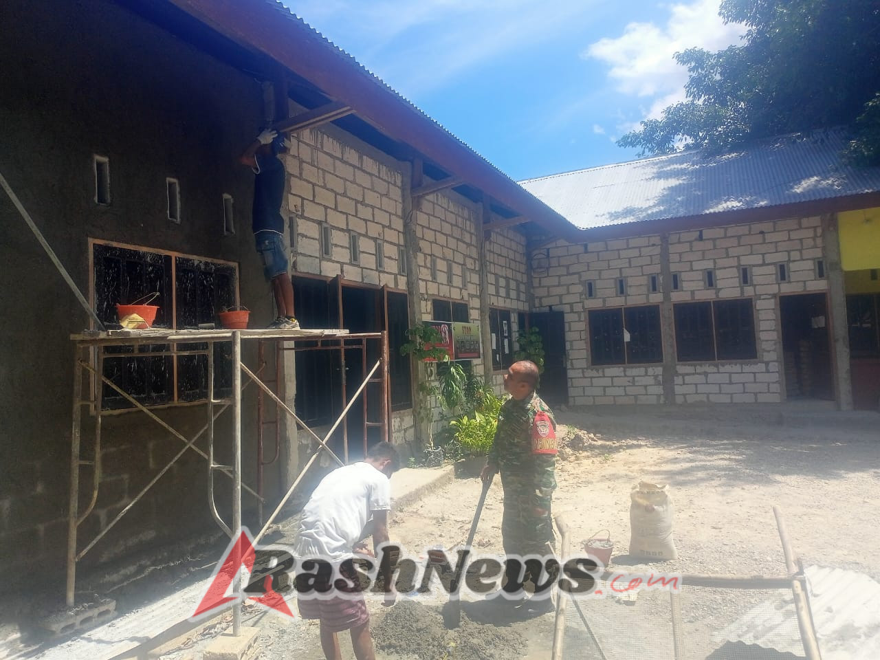 Kades Baumata Apresiasi Babinsa Sertu Saaltial Membantu Tukang Membanun Kantor Desa