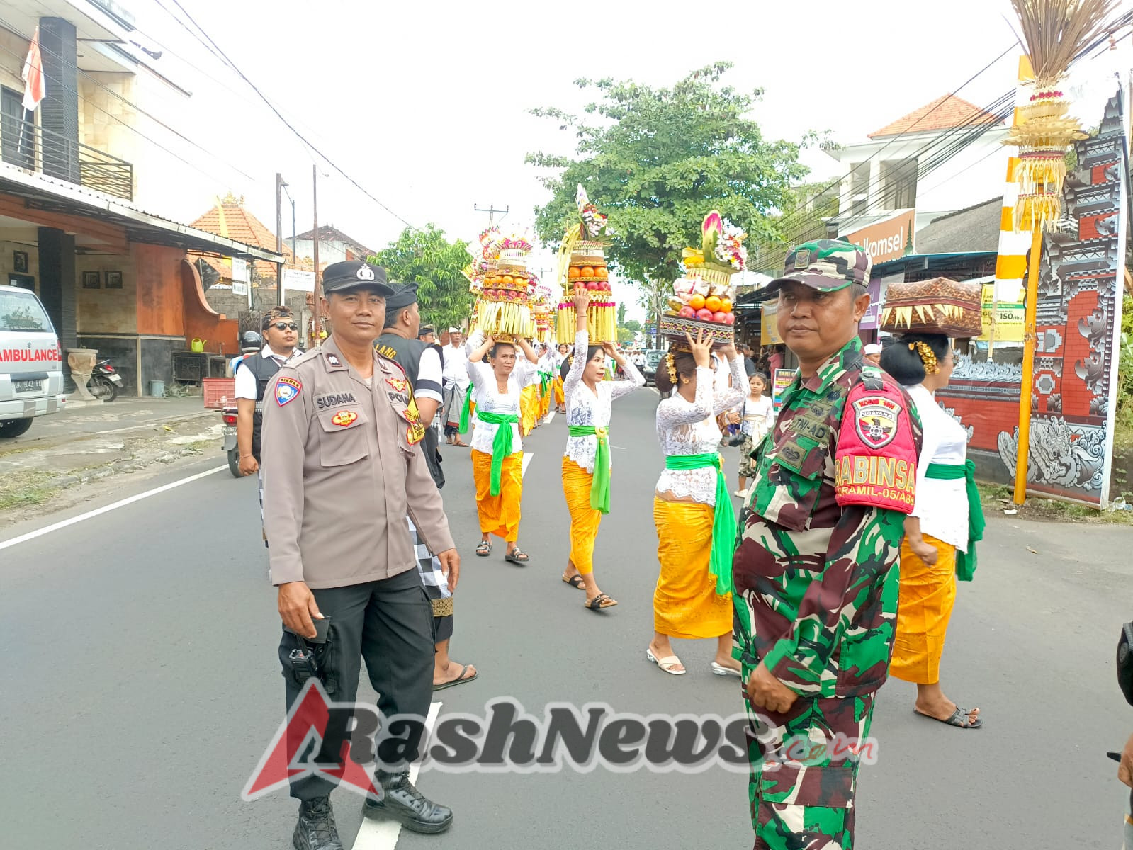Polri-Budaya Menyatu, Personel Polsek Abiansemal Bersama Pecalang Amankan Kegiatan Adat Di Sibang Kaja