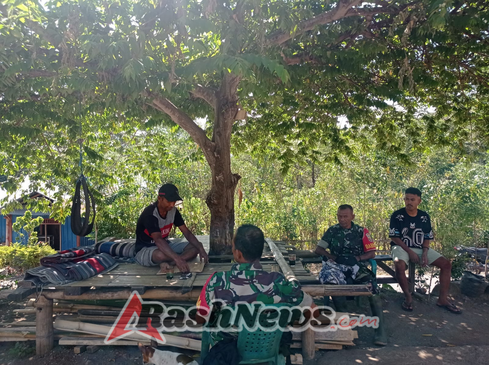 Komsos Bersama Warga, Babinsa Ajak Jaga Kebersihan dan Ketertiban Desa