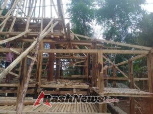 Babinsa Kodim 1613/Sumba Barat Aktif Dukung Warga dalam Pembangunan Rumah