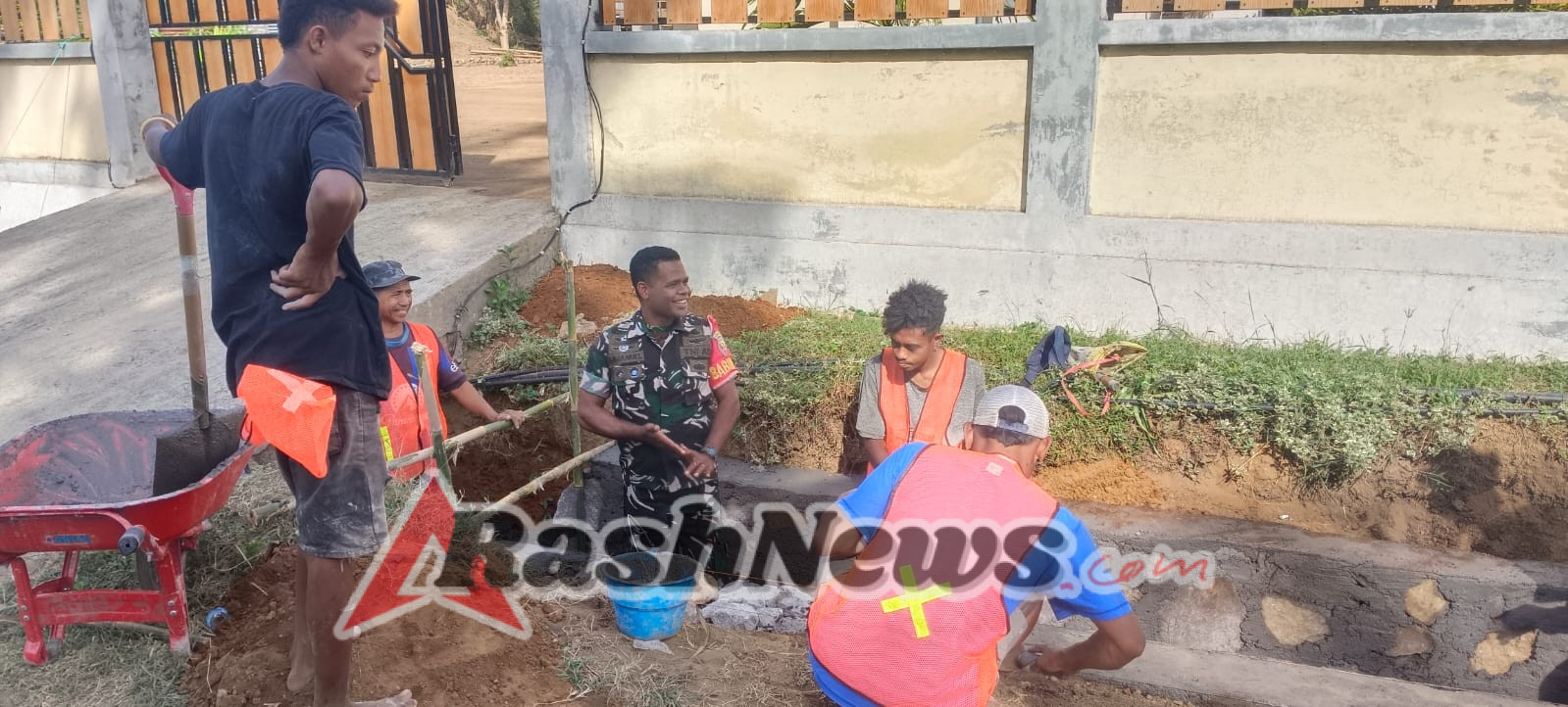 Babinsa Kodim 1602/Ende Hadir Dekat dengan Warga Binaan Lewat Karya Bhakti Pembuatan Got