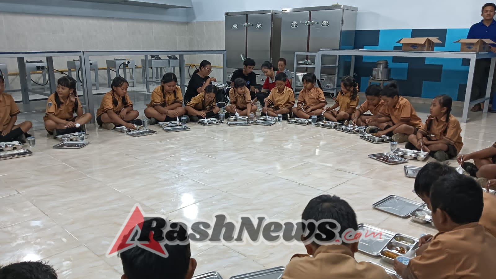 Babinsa Koramil 1626-01/Bangli Dampingi Uji Coba Demo Masak 150 Paket MBG Bersama SPPG Mitra Alota Agung Bali