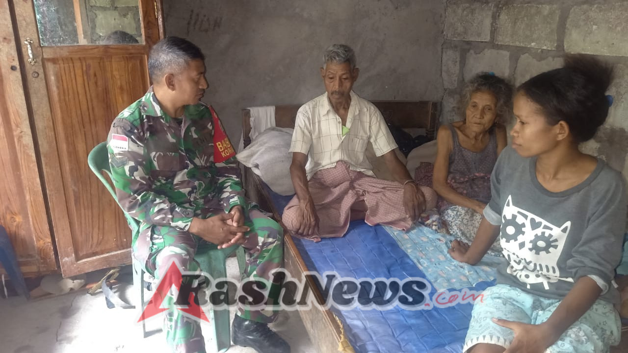 Komsos di Wilayah Binaan Babinsa Besuk Warga Yang Sakit